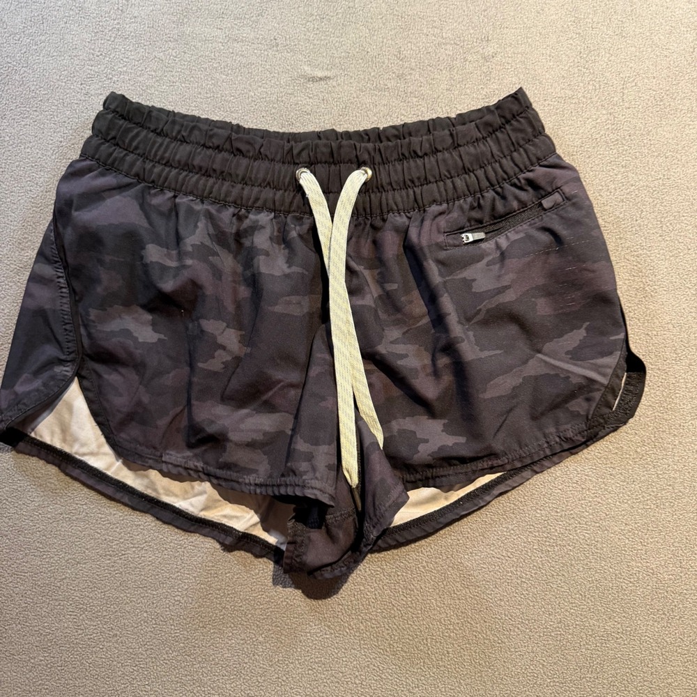 Vuori Clementine Shorts Womens Small Black Camo Running Athletic VW304